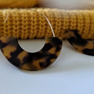 Simply Mahari Jewelry - tortoise shell-look drop earrings designed in resi Simply Mahari Jewelry - tortoise shell-look drop earrings designed in resi